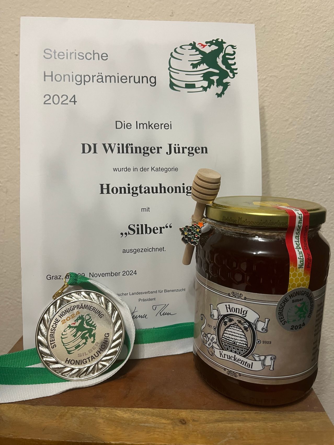 Bild enthält, Food, Can, Tin, Accessories, Jewelry, Locket, Pendant