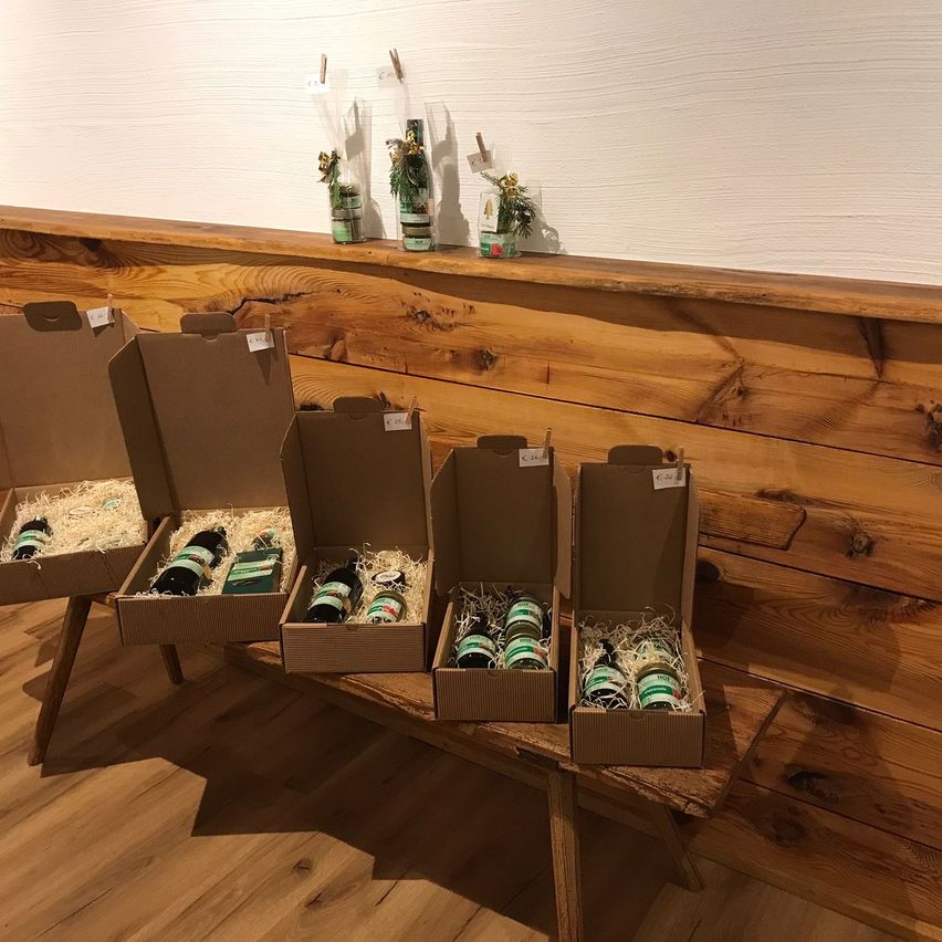 Bild enthält, Indoors, Interior Design, Hardwood, Wood, Stained Wood, Box, Wood Panels, First Aid