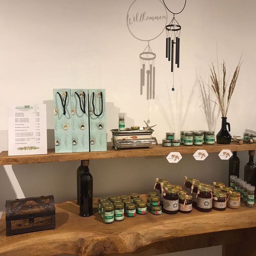 Bild enthält, Shelf, Accessories, Bag, Handbag, Wood, Architecture, Building, Factory, Furniture