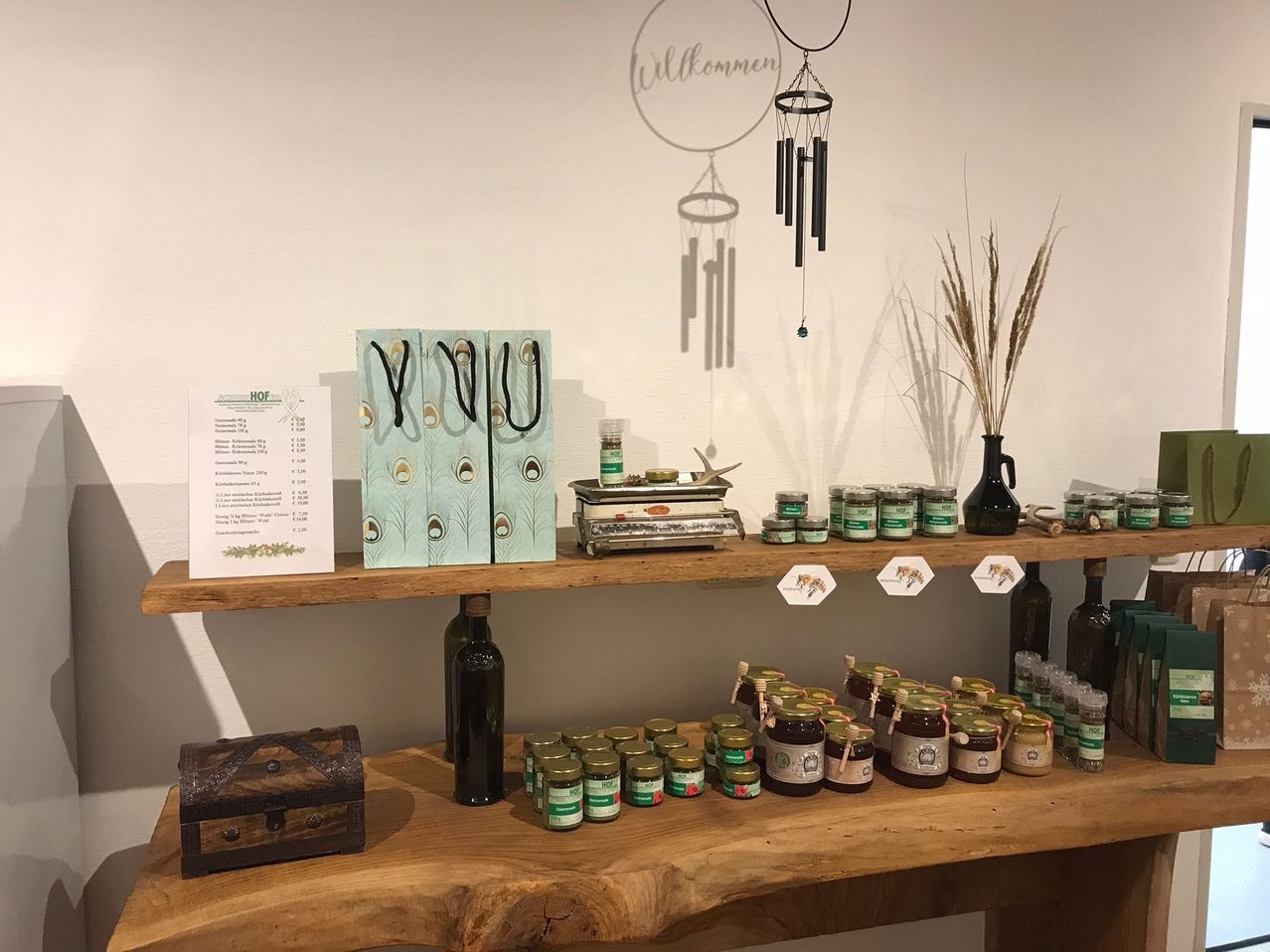 Bild enthält, Shelf, Accessories, Bag, Handbag, Wood, Architecture, Building, Factory, Furniture