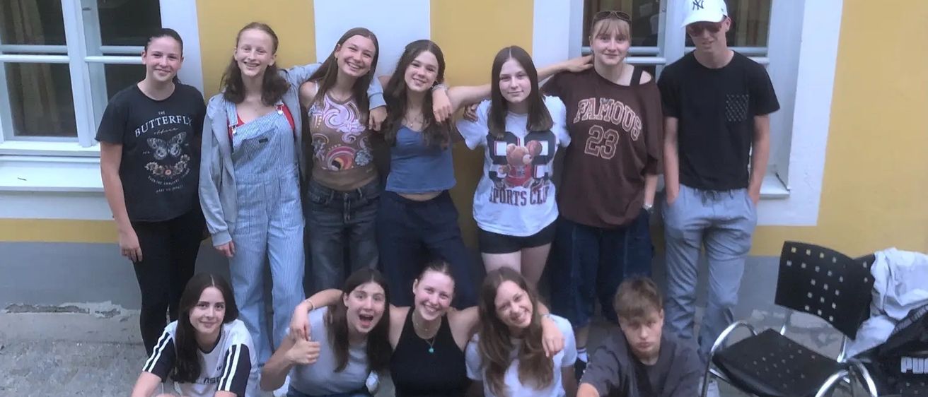 Bild enthält, Pants, People, Person, Female, Girl, Teen, Photography, Portrait, Jeans, Shoe