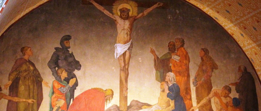 Ein Gemälde zeigt die Kreuzigung Jesu, mit Figuren wie Maria und anderen um das Kreuz herum.
