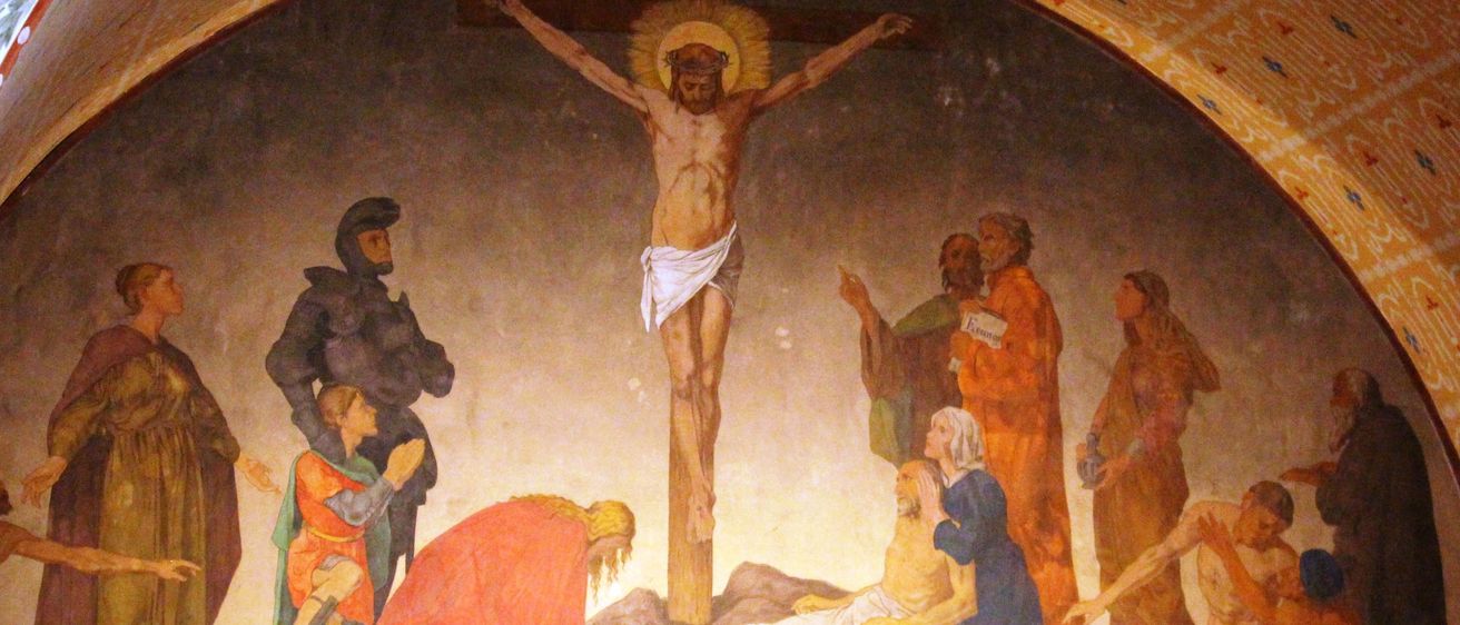 Ein Gemälde zeigt die Kreuzigung Jesu, mit Figuren wie Maria und anderen um das Kreuz herum.