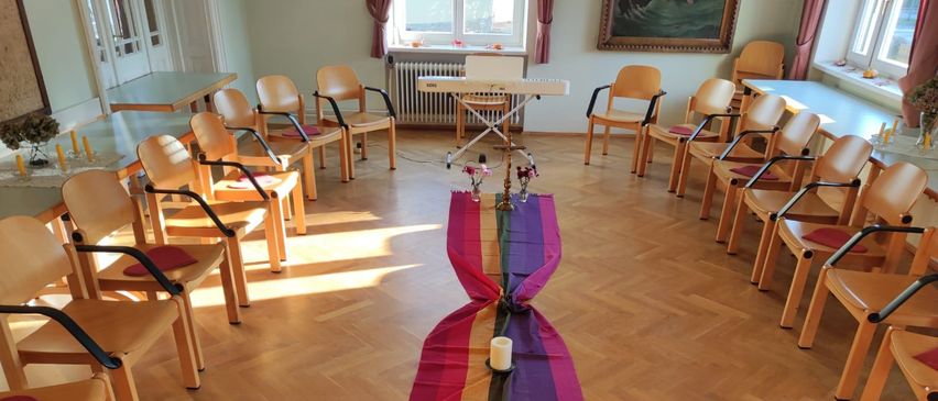 Bild enthält, Floor, Home Decor, Flooring, Indoors, Furniture, Rug, Pilates, Chair, Candle, Wood