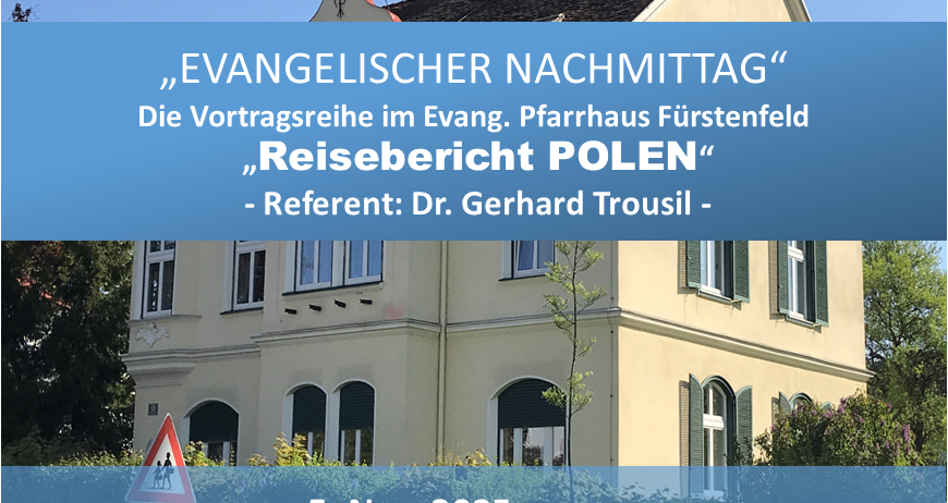 Ein Bild zeigt eine Kirche mit einem Turm, roten Dächern und einem Kreuz oben. Darunter steht ein Text auf Deutsch, der auf eine Veranstaltung über einen Reisebericht aus Polen hinweist. Die Veranstaltung ist für den 5. November 2025 um 15 Uhr im Evangelischen Pfarrhaus geplant.