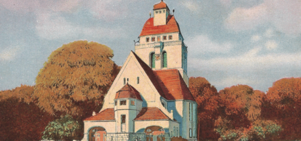 Ein altes Postkartenbild zeigt eine Kirche mit rotem Dach und Turm in Furstenfeld, Steiermark. Vor dem Gebäude sind Menschen zu sehen, die spazieren gehen.