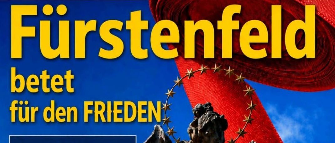 Plakat für eine Friedensveranstaltung am 27. August 2026 mit einer Statue, einer Taube und einem roten Band mit Sternen. Die Veranstaltung umfasst einen Schweigemarsch, der in der Augustinerkirche beginnt und am Hauptplatz endet.