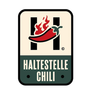 Logo für Haltestelle Chili, das eine rote Chilischote mit Flammen über den Buchstaben HH zeigt, vor einem weißen und grünen Hintergrund.