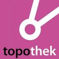 Das Logo von 'topothek' zeigt ein großes weißes 'O' auf einem rosa Hintergrund. Darunter steht 'topothek' in fetten weißen Buchstaben.