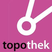 Das Logo von 'topothek' zeigt ein großes weißes 'O' auf einem rosa Hintergrund. Darunter steht 'topothek' in fetten weißen Buchstaben.