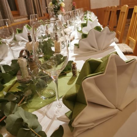 Bild enthält, Glass, Dining Table, Table, Linen, Goblet, Flower Arrangement, Dining Room, Wood, Flower Bouquet, Chair