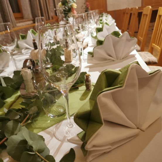Bild enthält, Glass, Dining Table, Table, Linen, Goblet, Flower Arrangement, Dining Room, Wood, Flower Bouquet, Chair