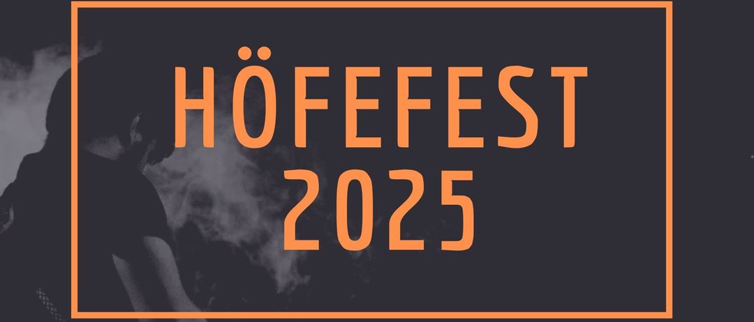 Werbeposter für das Hoefefest 2025. Zeigt eine silhouettierte Person und einen besonderen Gast, Flashlight. Datum: 18. Juli 2025, Zeit: 20 Uhr. Spezielle Getränke, Wein und Essen im Angebot.