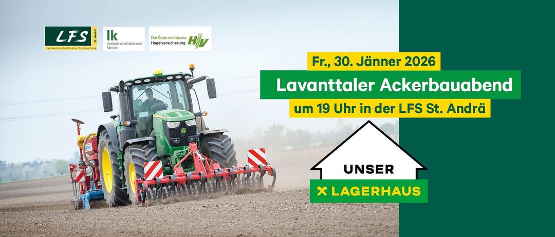 Ein Traktor pflüget ein Feld mit Logos, einem Haussymbol und Text, der 'Lavantaler Ackerbau um 19 Uhr in der LFS' lautet. Der Traktor ist grün und rot, und ein Mann fährt ihn. Der Hintergrund ist verschwommen.