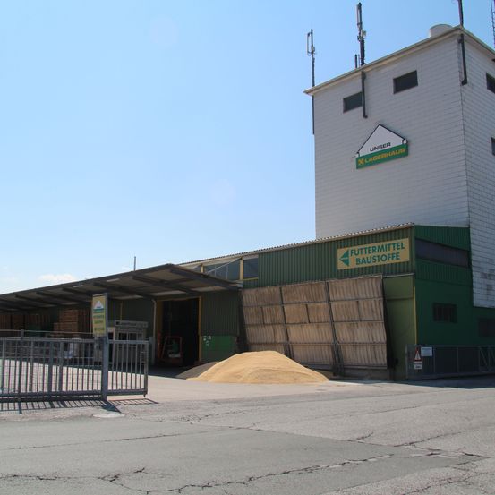 Bild enthält, Architecture, Building, Office Building, Factory, Road, Outdoors, Shelter, City