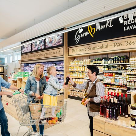 Bild enthält, Adult, Male, Man, Person, Shop, Female, Woman, Indoors, Child, Girl