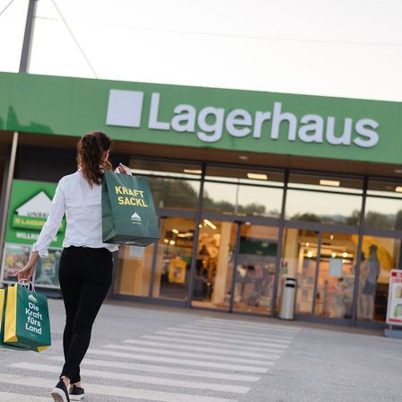 Bild enthält, Person, Walking, Pedestrian, Adult, Female, Woman, Bag, Handbag, Box, Blackboard