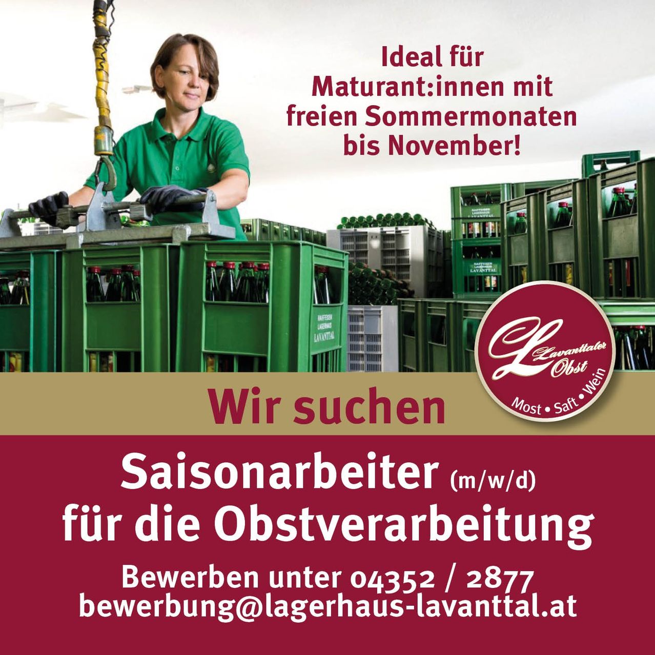 Ein Werbeposter für Saisonarbeiter in einer Obstverarbeitungsanlage. Eine Frau in grüner Uniform arbeitet. Der Text lautet 'Wir suchen Saisonarbeiter für die Obstverarbeitung'. Kontaktinformationen sind enthalten.