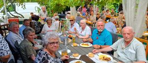 Bild enthält, Restaurant, Lunch, Table, Dining Table, Adult, Female, Person, Woman, Male, Man