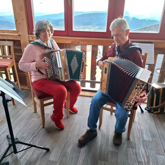 Bild enthält, Person, Adult, Female, Woman, Musical Instrument, Wood, Clothing, Footwear, Shoe, Face