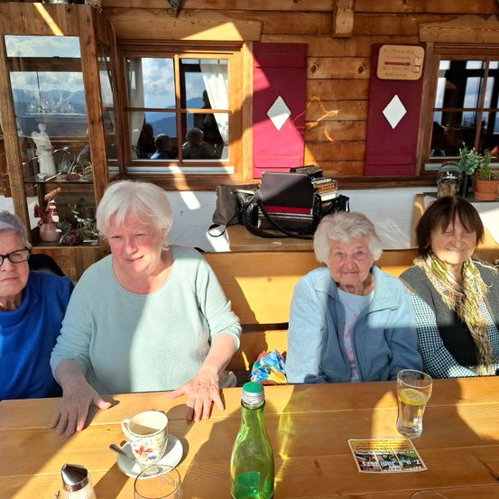 Bild enthält, Dining Table, Table, Dining Room, Restaurant, Wood, Plywood, Cafe, Person, Portrait, Woman