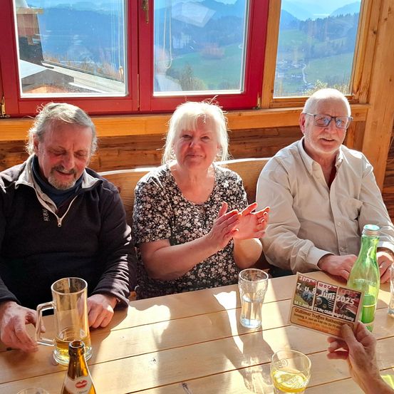 Bild enthält, Dining Table, Table, Dining Room, Wood, Person, Portrait, Adult, Female, Woman, Restaurant