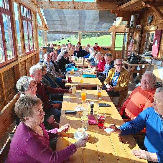 Bild enthält, Plywood, Wood, Restaurant, Cafeteria, Cafe, Dining Table, Adult, Male, Man, Person