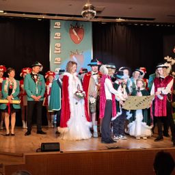 Bild enthält, Stage, Dress, Adult, Bridegroom, Male, Man, Person, Bride, Female, Woman