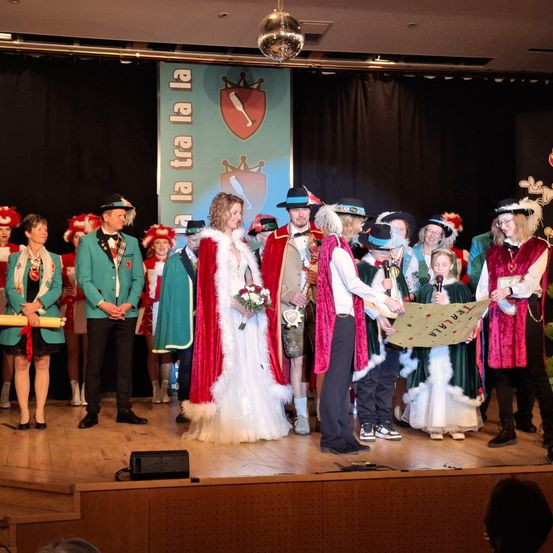 Bild enthält, Stage, Dress, Adult, Bridegroom, Male, Man, Person, Bride, Female, Woman