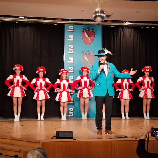 Bild enthält, Stage, Person, Dancing, Adult, Female, Woman, People, Skirt, Shoe, Face