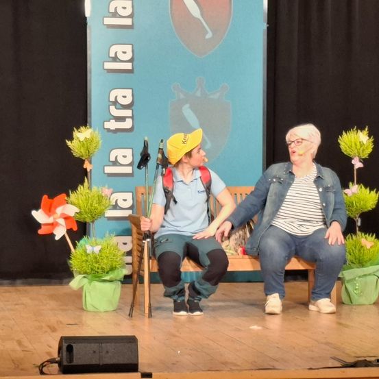 Bild enthält, Potted Plant, Flower Arrangement, Pants, Planter, Ikebana, Person, Adult, Female, Woman, Flower Bouquet