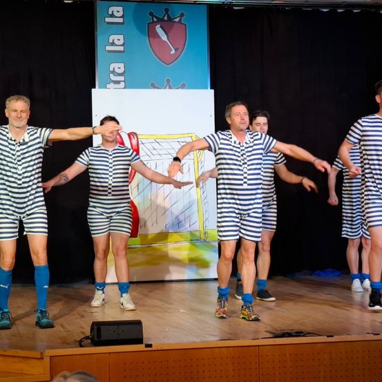 Bild enthält, Stage, Shorts, People, Person, Adult, Male, Man, Dancing, Shoe, Face