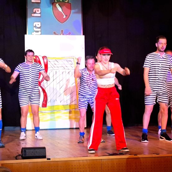 Bild enthält, Stage, Shorts, Adult, Male, Man, Person, Boy, Teen, Shoe, Dancing