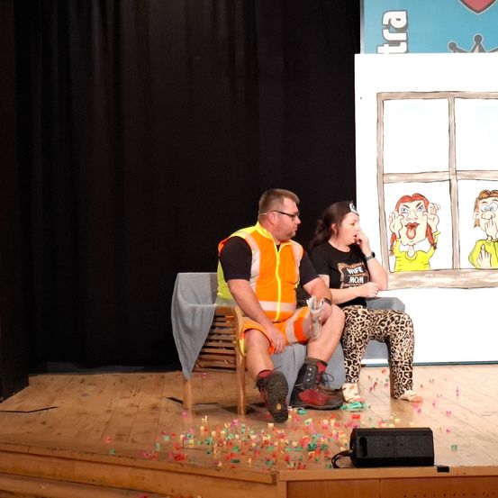 Bild enthält, Potted Plant, Person, Adult, Male, Man, Flower Arrangement, Floor, Flooring, People, Photography