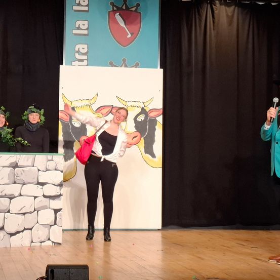 Bild enthält, Adult, Female, Person, Woman, Stage, Male, Man, Coat, Potted Plant, Performer