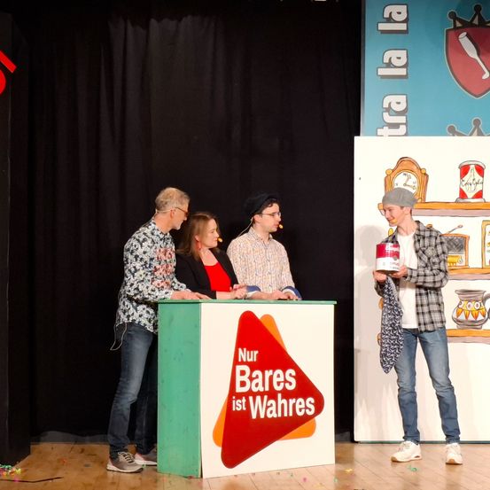 Bild enthält, Crowd, Person, Jeans, Boy, Male, Teen, Adult, Man, Female, Woman