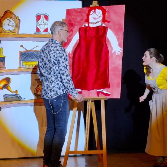 Bild enthält, Dress, Adult, Female, Person, Woman, Male, Man, Wood, Flooring, Pants