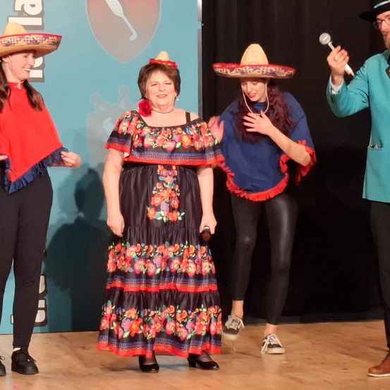 Bild enthält, Hat, Adult, Female, Person, Woman, Male, Man, Lady, Shoe, Coat