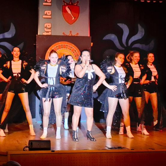 Bild enthält, Stage, Adult, Female, Person, Woman, Dancing, Urban, Group Performance, Face, Shoe