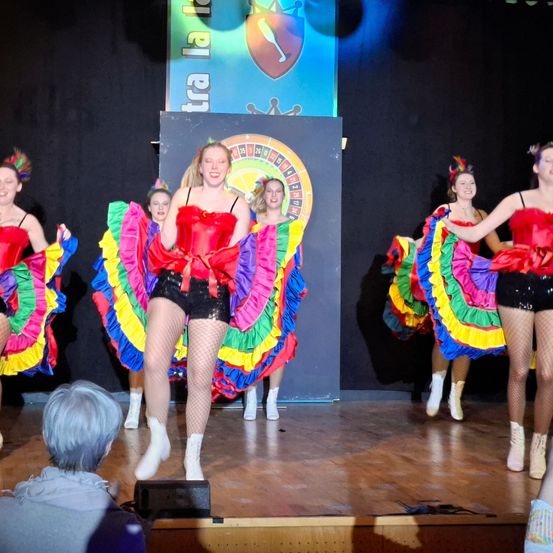 Bild enthält, Dancing, Person, Adult, Female, Woman, Stage, Face, Head, Shoe, Shorts