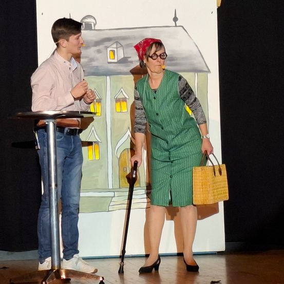 Bild enthält, Table, Desk, Adult, Female, Person, Woman, Male, Man, Jeans, Handbag