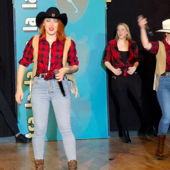 Bild enthält, Pants, Stage, Hat, Jeans, Adult, Female, Person, Woman, Shoe, Face