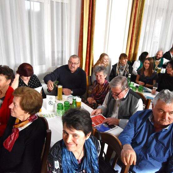 Bild enthält, Adult, Female, Person, Woman, Indoors, Restaurant, People, Cafeteria, Male, Man