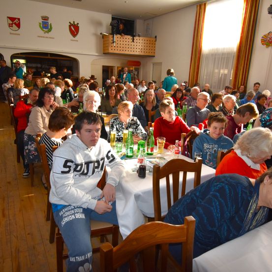Bild enthält, Indoors, Restaurant, Cafeteria, Wood, Food Court, Dining Table, Plywood, Flooring, Man, Person