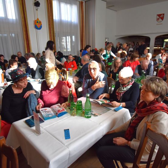 Bild enthält, Indoors, Restaurant, Food Court, Cafeteria, Adult, Female, Person, Woman, Male, Man