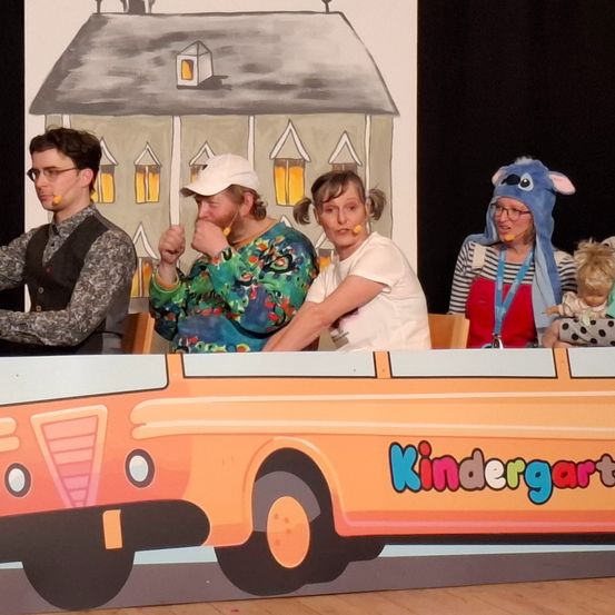 Bild enthält, Hat, Face, Person, Portrait, Adult, Female, Woman, Male, Man, Wheel