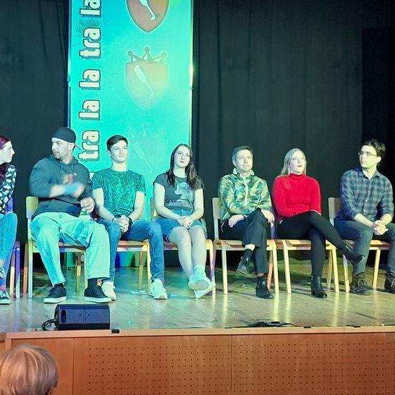 Bild enthält, Stage, Female, Girl, Person, Teen, Adult, Male, Man, Woman, Group Performance