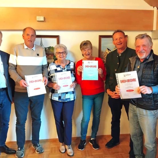 Bild enthält, Clothing, Pants, Groupshot, Person, Adult, Male, Man, Glasses, Face, Coat