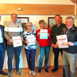 Bild enthält, Clothing, Pants, Groupshot, Person, Adult, Male, Man, Glasses, Face, Coat