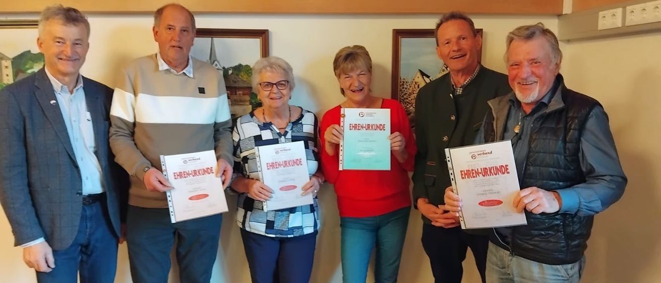 Bild enthält, Pants, Groupshot, Person, Adult, Male, Man, Female, Woman, Glasses, Coat